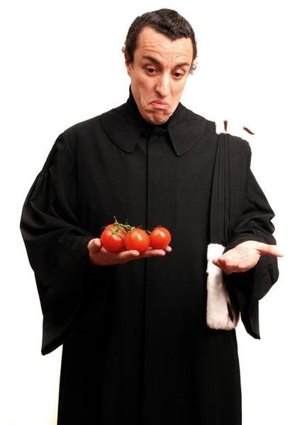 Karim Achoui en Robe avec des tomates